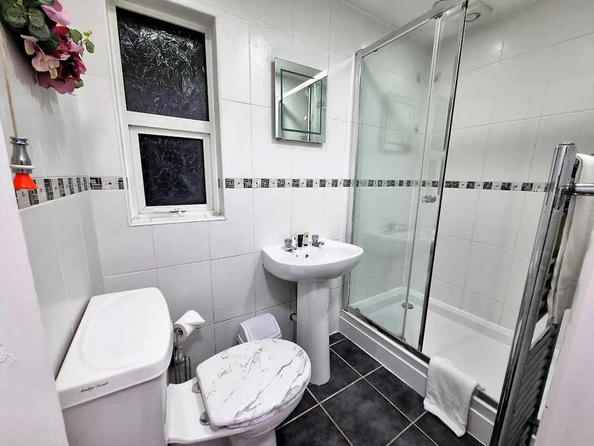 -F1-Gh- Enjoy A Wonderful Stay In Our Cosy Luxurious, Spacious Ground Floor Apartment, Free Parking, Free Wifi Leeds  0*, Leeds (West Yorkshire)