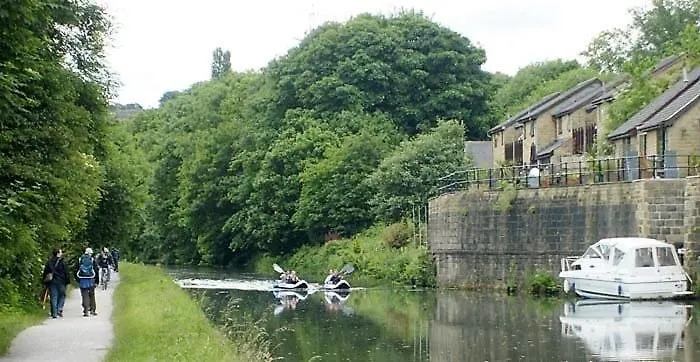 -F1-Gh- Enjoy A Wonderful Stay In Our Cosy Luxurious, Spacious Ground Floor Apartment, Free Parking, Free Wifi Leeds