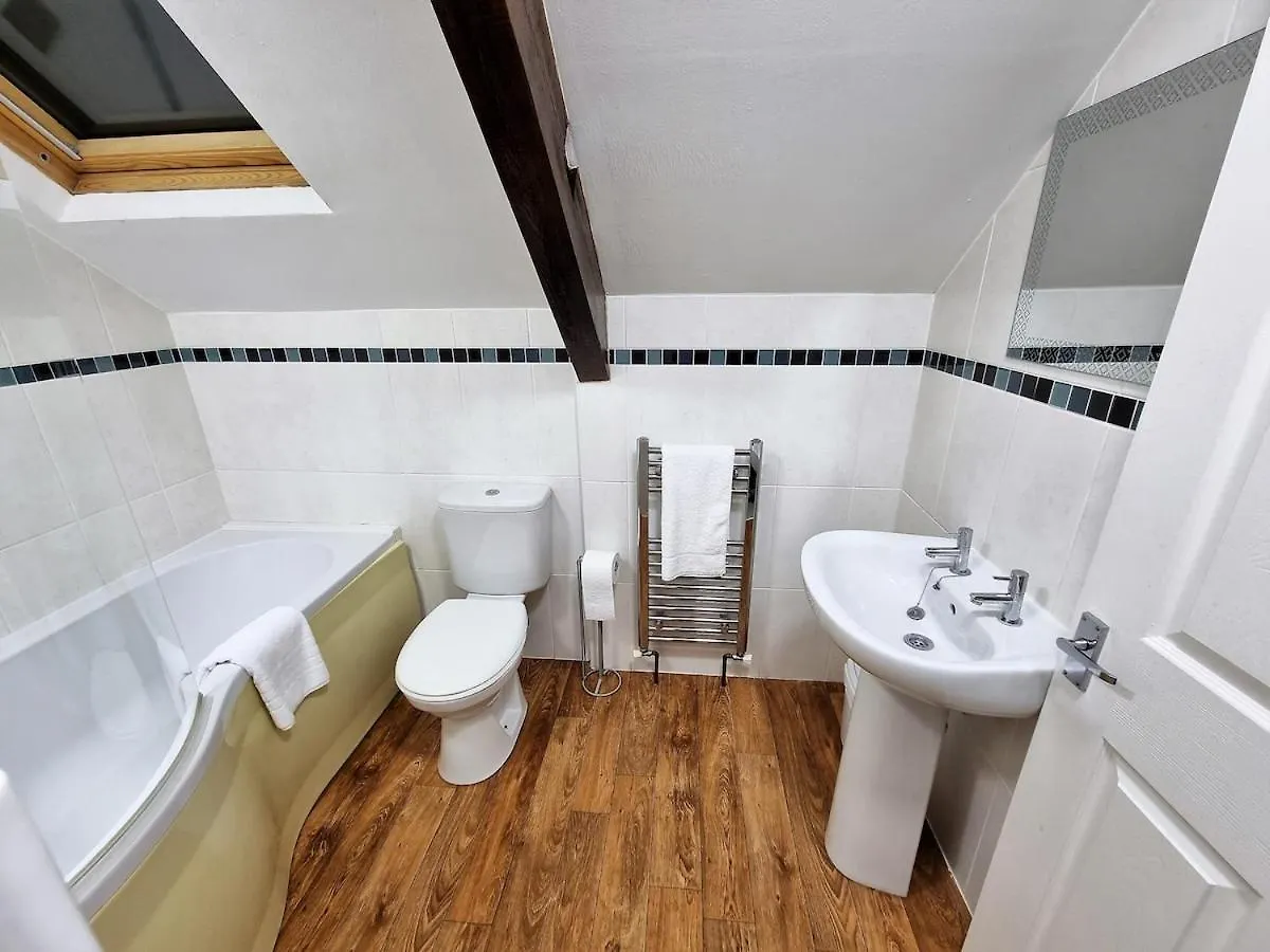 -F1-Gh- Enjoy A Wonderful Stay In Our Cosy Luxurious, Spacious Ground Floor Apartment, Free Parking, Free Wifi Leeds