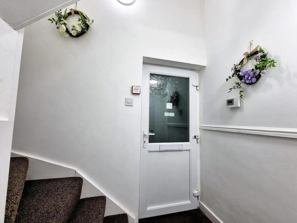 -F1-Gh- Enjoy A Wonderful Stay In Our Cosy Luxurious, Spacious Ground Floor Apartment, Free Parking, Free Wifi Leeds  Leeds (West Yorkshire)