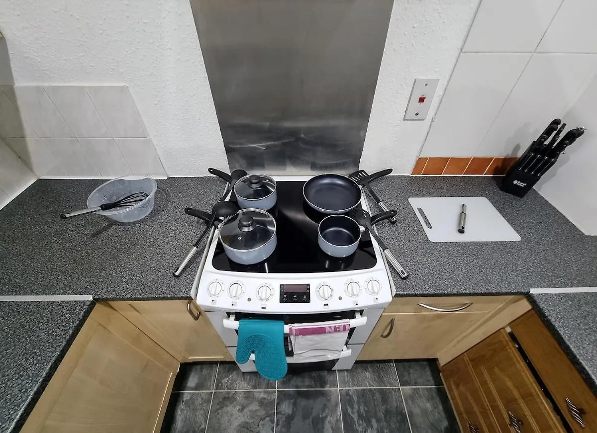 -F1-Gh- Enjoy A Wonderful Stay In Our Cosy Luxurious, Spacious Ground Floor Apartment, Free Parking, Free Wifi Leeds  0*, Leeds (West Yorkshire)