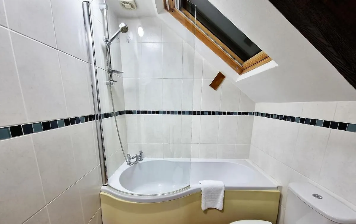 -F1-Gh- Enjoy A Wonderful Stay In Our Cosy Luxurious, Spacious Ground Floor Apartment, Free Parking, Free Wifi Leeds  Daire